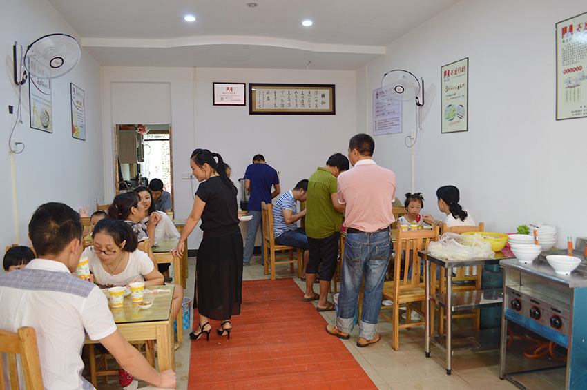 經(jīng)營小吃店要如何吸引消費(fèi)者？